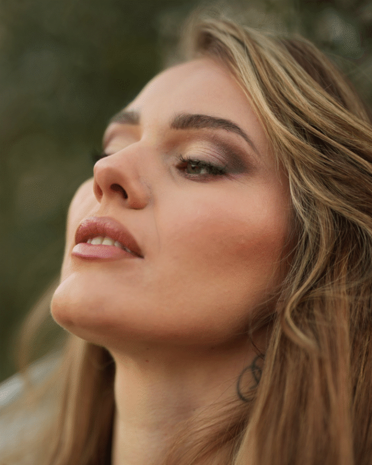 Adriana Saliano: makeup artist per matrimoni da sogno Adriana Saliano è una makeup artist per matrimoni specializzata nel trucco sposa, attiva a Peschiera del Garda e dintorni. Grazie alla sua esperienza e sensibilità artistica, riesce a creare look unici che rispecchiano l’anima della sposa, adattandosi al tema dell’evento, al vestito e alla personalità. Il suo servizio di trucco sposa include una prova dettagliata, l’analisi dei colori più adatti e la realizzazione di un make-up resistente a lacrime e sorrisi. Adriana accompagna la sposa in ogni fase, con attenzione e cura, rendendo il momento della preparazione un’esperienza intima e rilassante. Ogni sposa ha diritto a sentirsi bellissima, e con Adriana questo desiderio diventa realtà. Se cerchi una makeup artist per trucco sposa a Peschiera del Garda capace di emozionare con il suo lavoro, sei nel posto giusto. Il tuo volto sarà il riflesso perfetto del giorno più bello della tua vita.