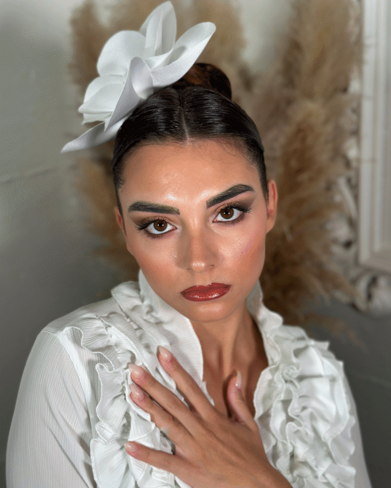 Makeup artist per trucco sposa: esperienza e passione Scegliere la giusta makeup artist per trucco sposa è fondamentale per vivere il giorno del matrimonio con sicurezza e gioia. Adriana Saliano, attiva a Peschiera del Garda, unisce esperienza, tecnica e una grande passione per il mondo bridal. Il suo servizio di trucco sposa nasce dall’ascolto attento della cliente e dalla capacità di trasformare idee e desideri in un make-up armonioso e fotogenico. Adriana è una makeup artist per matrimoni che lavora con grande empatia e discrezione, rendendo il momento della preparazione rilassante e indimenticabile. Utilizza prodotti professionali a lunga tenuta e propone sempre soluzioni su misura, valorizzando tratti e colori naturali. Se cerchi una truccatrice che sappia combinare bellezza ed emozione, Adriana Saliano è la risposta. A Peschiera del Garda, il suo nome è sinonimo di affidabilità e raffinatezza nel trucco sposa.