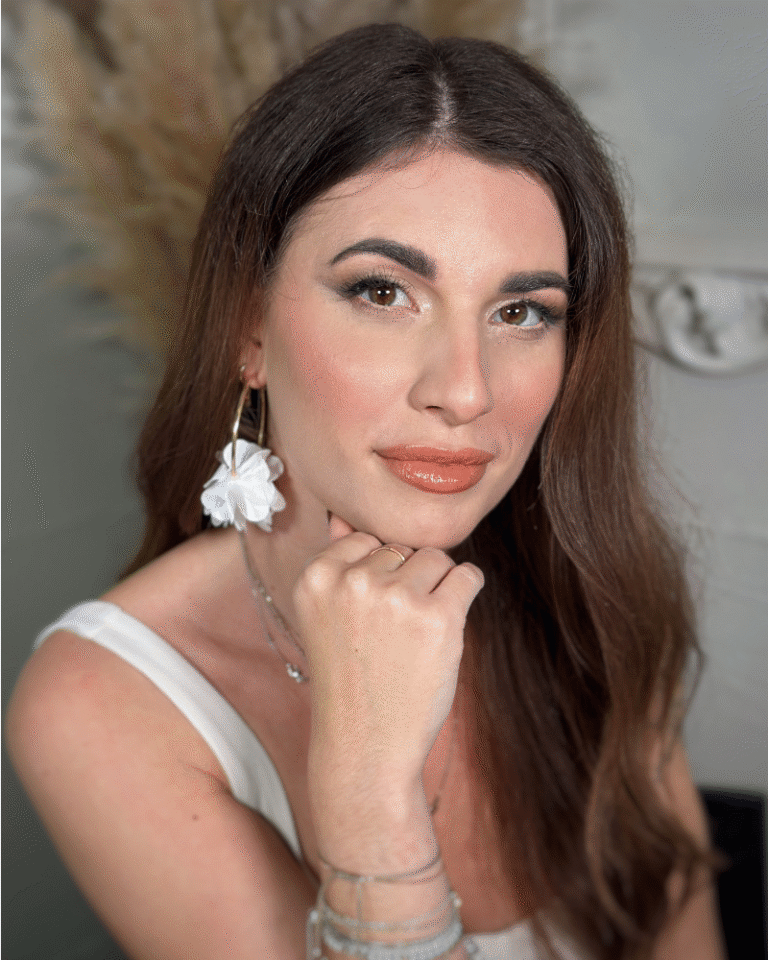 Servizio di trucco sposa con attenzione ai dettagli Ogni sposa merita un trucco che la faccia sentire speciale. Il servizio di trucco sposa di Adriana Saliano a Peschiera del Garda è pensato per soddisfare ogni esigenza estetica, combinando stile, durata e armonia cromatica. Adriana, makeup artist per matrimoni, studia ogni volto con attenzione, individuando la palette più adatta e le tecniche migliori per un risultato impeccabile. Il trucco viene realizzato con prodotti professionali e waterproof, ideali per resistere alle emozioni del giorno più bello. Affidarsi a una makeup artist per trucco sposa come Adriana significa avere accanto una figura esperta e rassicurante, capace di comprendere e valorizzare ogni desiderio. Il suo servizio inizia con una consulenza approfondita e continua fino al grande giorno, garantendo assistenza e disponibilità. A Peschiera del Garda, Adriana Saliano è una certezza per chi desidera un trucco sposa elegante, luminoso e davvero indimenticabile.
