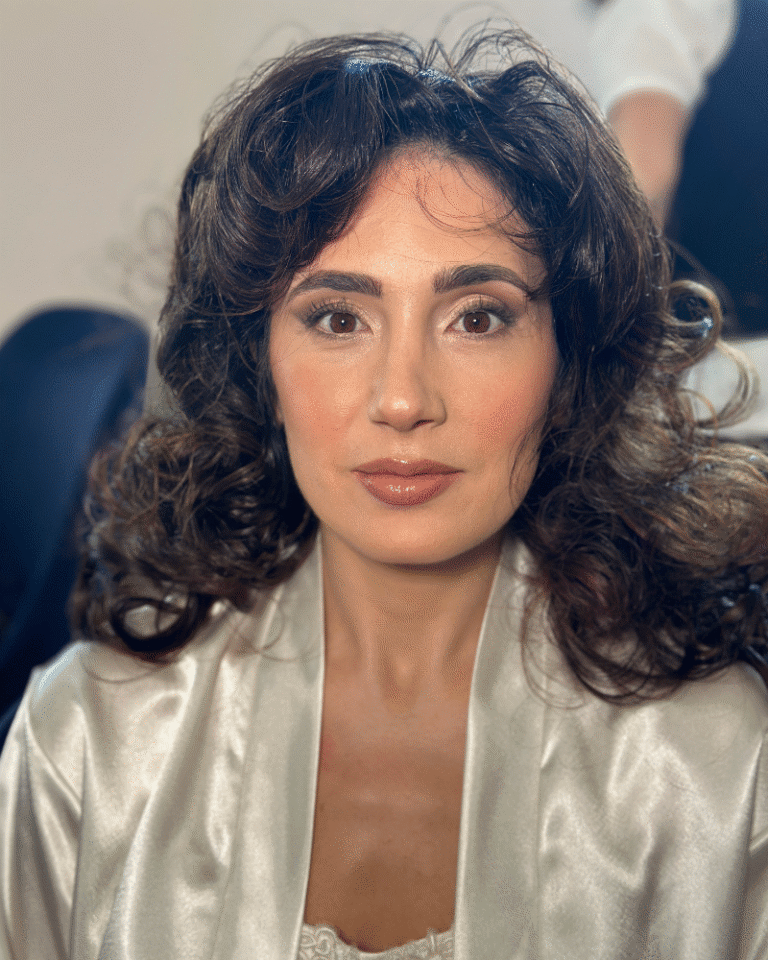 Un servizio di trucco sposa che emoziona Ci sono make-up che restano impressi per sempre, proprio come i ricordi di un matrimonio. Adriana Saliano makeup artist a Peschiera del Garda propone un servizio di trucco sposa capace di emozionare. Ogni sposa viene ascoltata, accompagnata e valorizzata in un percorso su misura. Il trucco viene realizzato con prodotti selezionati e tecniche avanzate, garantendo un risultato naturale ma d’impatto. Adriana è una makeup artist per matrimoni che mette il cuore in ogni pennellata: la sua esperienza nel trucco sposa le permette di creare look resistenti, eleganti e adatti a ogni tipo di cerimonia. Il servizio include consulenza, prova e assistenza il giorno delle nozze. Se cerchi una makeup artist per trucco sposa in grado di cogliere la tua essenza e trasformarla in bellezza, Adriana Saliano è la scelta giusta.