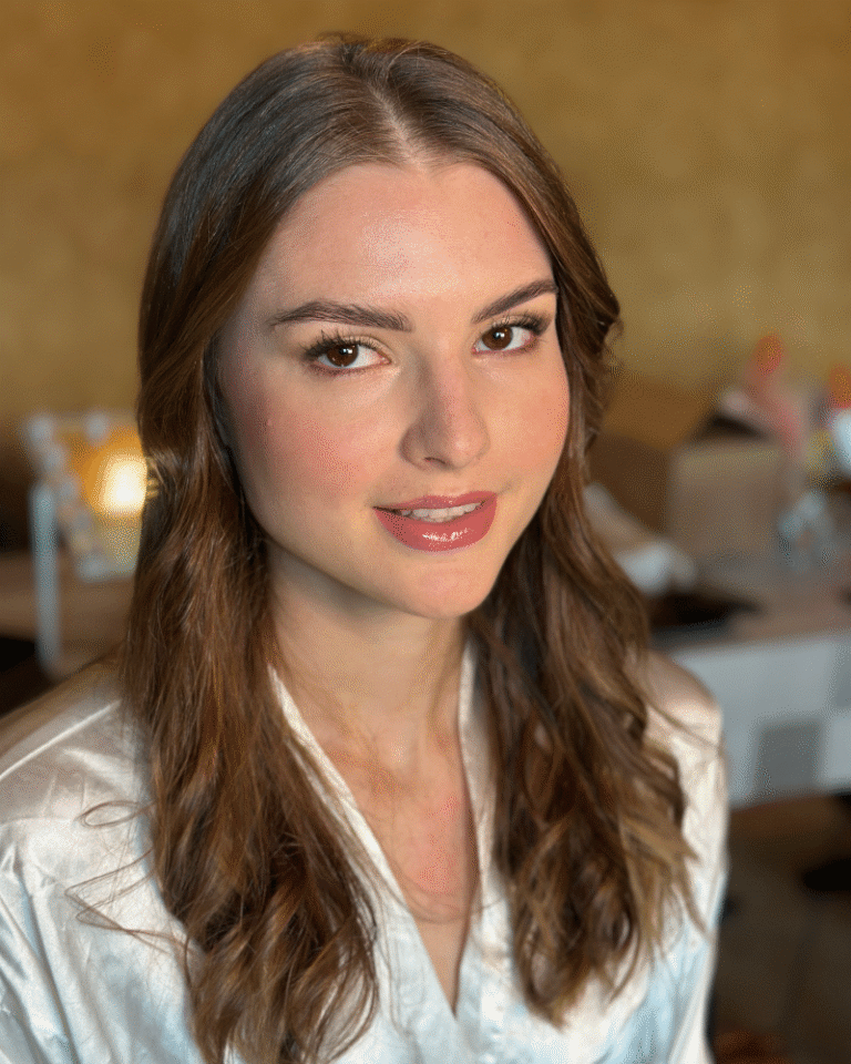 Trucco sposa naturale e raffinato Il trucco sposa naturale è una delle scelte più amate dalle future spose, e Adriana Saliano lo realizza con uno stile inconfondibile. Makeup artist per matrimoni a Peschiera del Garda, Adriana propone un servizio di trucco sposa curato in ogni dettaglio, capace di mettere in risalto i lineamenti senza mai appesantirli. Il risultato è un make-up elegante, luminoso e duraturo, che resiste a emozioni, foto e danze. La sua esperienza come makeup artist per trucco sposa le permette di ascoltare le esigenze della cliente e trasformarle in un look su misura. Adriana accompagna la sposa con gentilezza, disponibilità e grande professionalità, offrendo una consulenza personalizzata e una prova trucco attenta. Il suo servizio di trucco sposa è disponibile a Peschiera del Garda e in tutte le località vicine. Se cerchi bellezza autentica e un trucco che ti rappresenti davvero, Adriana è la scelta perfetta.