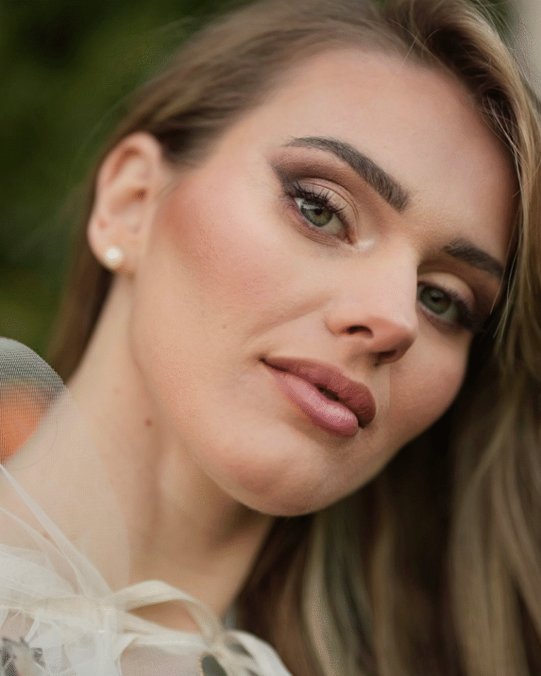 Adriana Saliano: trucco sposa su misura a Peschiera del Garda Nel cuore del Lago di Garda, Adriana Saliano propone un servizio di trucco sposa pensato per valorizzare l’essenza di ogni donna. Makeup artist per matrimoni affermata a Peschiera del Garda, Adriana realizza make-up su misura, raffinati e durevoli. Il suo metodo di lavoro si basa su ascolto, empatia e conoscenza tecnica. Come makeup artist per trucco sposa, è in grado di interpretare stili, desideri ed emozioni, dando vita a un look che unisce armonia, freschezza e sicurezza. Il servizio comprende una prova accurata, consulenza sui colori e possibilità di assistenza durante la giornata. Ogni sposa viene seguita passo dopo passo, con professionalità e discrezione. Il risultato è un trucco che valorizza senza stravolgere, rendendo ogni donna protagonista della propria favola. A Peschiera del Garda, Adriana è sinonimo di qualità, eleganza e passione nel trucco sposa.